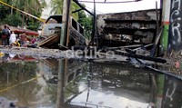 Kebakaran ini merembet dan mengakibatkan 4 toko di sekitarnya ikut terbakar.