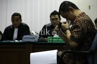Saat membacakan pembelaannya, Dhana tampak menangis. Ramses/detikcom.