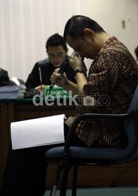 Sesekali ia mengusap air matanya. Ramses/detikcom.
