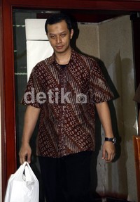 Dhana memasuki ruang sidang. Ramses/detikcom.