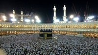 Jutaan umat Islam melaksanakan ritual mengelilingi Kabah sebanyak tujuh kali putaran (tawaf). Tawaf yang terakhir dari dua yang harus dilakukan ini ditujukan sebagai salam perpisahan dan harapan untuk dapat kembali ke Kabah.