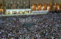 Jamaah haji yang memenuhi Masjidil Haram ini berdatangan dari berbagai negara dan latar belakang yang berbea-beda. Namun tidak ada perbedaan terhadap mereka.