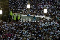 Di dalam Hijir Ismail (bidang di bagian samping Kabah yang dikelilingi pagar setinggi dada), sebaiknya melaksanakan salat dua rakaat. Namun dalam situasi sepadat demikian, hanya beberapa orang saja yang berhasil melaksanakan sunnah Nabi Muhammad itu.