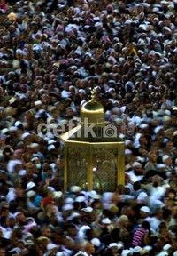 Bagunan ini sebenarnya ada penanda bahwa di sini pernah dimakamkan jasad Nabi Ibrahim. Makam yang asli telah dipindahkan pemerintah Saudi Arabia tidak jauh dari Kabah.
