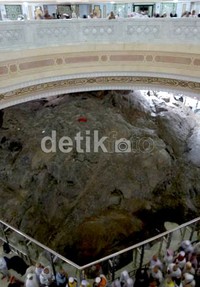 Bukit Safa yang hanya terlihat bagian puncaknya di dalam bangunan Masjidil Haram.