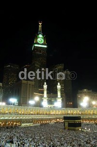 Menara jam terbesar di dunia ini, dinilai mendongkrak pamor Mekkah sebagai kota metropolitan. Tapi di sisi lain kebedaannya juga seolah mengkerdilkan Kabah dan Masjidil Haram.