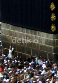 Berjuang keras agar dapat menyentuh dan mencium salah satu dinding Kabah yang dinamakan Rukun Yamani serta mencium Hajar Aswat, sebenarnya bukan keharusan dalam ritual haji meski Nabi Muhammad penah sekali melakukannya.