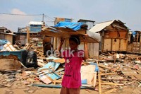 Warga korban penggusuran mencari barang-barang yang masih layak pakai di Kampung Baru, Muara Angke, Jakarta Utara.