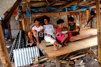 Warga yang rumahnya tergusur hanya bisa pasrah.
