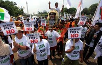 Para petani tembakau menggelar unjuk rasa di depan Istana Merdeka, Jakarta.