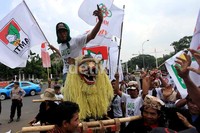 Sisingaan turut memeriahkan aksi tersebut.