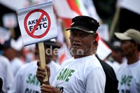 Mereka membawa poster-poster tuntutan.