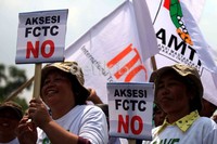 Para petani tembakau menolak aksesi Framework Convention on Tobacco Control (FCTC)-WHO.