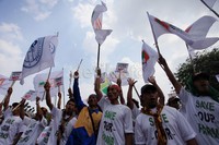 Para peserta aksi yang mengenakan kaos bertuliskan Save Our Farms meneriakkan yel-yel tuntutan.