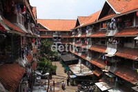 Rusun tersebut tampak sumpek dengan pakaian yang dijemur di mana-mana.