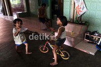 Anak-anak bermain di rusun Tanah Tinggi.