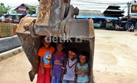 Anak-anak pun turut serta dalam aksi demo tersebut.