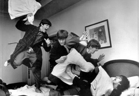 Penjual Memorabilia Palsu The Beatles Dipenjara 2 Tahun