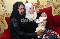Limbad bersama Bernazir dan bayi perempuan mereka. (Gusmun/detikHot).