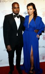 Kim Kardashian Cantik Bergaun Biru