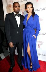 Kim Kardashian Cantik Bergaun Biru