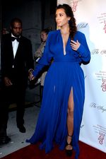 Kim Kardashian Cantik Bergaun Biru