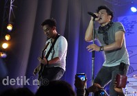 Ariel yang menjadi ruh band Noah ini membawakan 19 tembang andalannya. Beberapa diantaranya diambil dari album Peterpan.