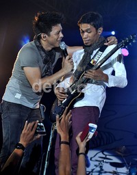 Grup band yang dulunya bernama Peterpan ini mengobati kerinduan sekitar 7000 sahabat-nya yang ada di Makassar dan kota-kota sekitarnya, dalam konser bertajuk Born to Make History.