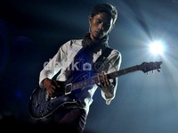 Lukman, gitaris Noah memainkan melodi pembuka, sebelum Ariel menyanyikan lagu Separuh Aku.