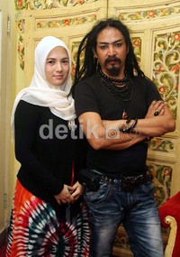 Limbad bersama istri mudanya, Bernazir Endang Budianty. (Gusmun/detikHot).