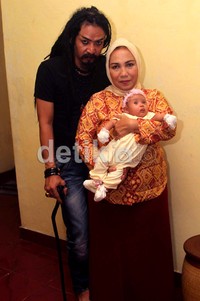 Limbad berpose bersama ibu mertua dan bayi perempuannya. (Gusmun/detikHot).