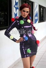 Kostum Unik Mulan Jameela