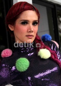 Mulan tampil dengan rambut merahnya yang dikepang ke samping. (Gusmun/detikHot).