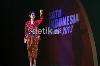 Tampil dengan kebaya batik, Dian Sastro membacakan puisi berjudul Satu Indonesia. (Dok detikHot).
