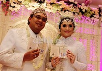 Pasangan Eddies Adelia dan Ferry Setiawan resmi menikah di Hotel Shangri-La, Jakarta Pusat, Sabtu (27/10/2012). (Dok detikHot).