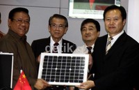 Menko Kesra, Agung Laksono (kiri) menerima solar panel dari perwakilan pemerintah Republik Rakyat Tiongkok, Mr. Ding Wei (kanan) disaksikan  Direktur Lippo Group Rudy Naggulangi (kedua kiri). Ramses/detikcom.