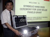 Seorang Technologi Tiongkok mempraktekan cara kerja Solar Panel sebelum penyerahan. Ramses/detikcom.
