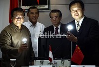 Menko Kesra, Agung Laksono (kiri) bersama Perwakilan Pemerintah Republik Rakyat Tiongkok, Mr. Ding Wei (kanan) mencoba solar panel disaksikan Plh Ses Menko Kesra, Sugihartatmo (kedua kiri) dan Direktur Lippo Group Rudy Naggulangi. Ramses/detikcom.