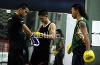 Daud Yordan (kiri) setiap hari berlatih fisik dan tehnik pagi dan sore, di Pintu VI Stadion Utama Gelora Bung Karno, Senayan, Jakarta. Daud kini memiliki rekor bertarung 29 kali menang (23 di antaranya dengan KO) dan dua kali kalah.