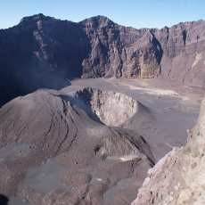 Gunung Raung Sempat Keluarkan Asap Hitam