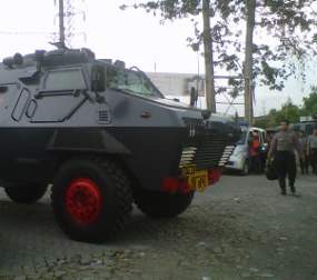 Buruh Mojokerto Dihadang Water Canon dan Barracuda