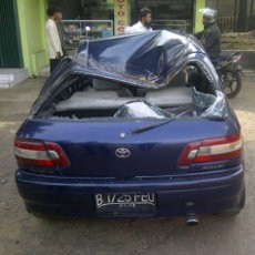 Pohon Angsana Timpa Mobil Walpri Gubernur Jabar