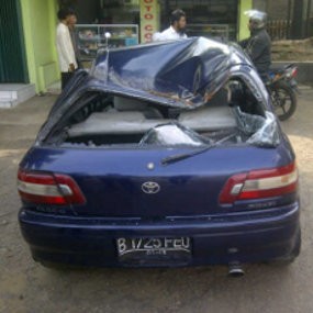 Pohon Angsana Timpa Mobil Walpri Gubernur Jabar