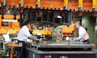 Proses pengepresan panel bodi samping mobil di salah satu line. Masih membutuhkan tenaga manusia karena belum otomatis memakai robot. Di line lainnya, robot sudah mengambil alih kerja manusia.