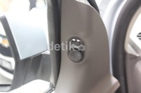 Tombol spion elektrik tersimpan di balik spion. Cukup berbeda dari mobil lainnya.