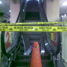 Sofia Tak Pakai Sandal dan Main di Tepi Eskalator Sebelum Terperosok