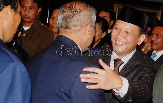 Sekretaris MA Bantah Miliki Meja Rp 1 Miliar, Tapi Meja Dari Triplek
