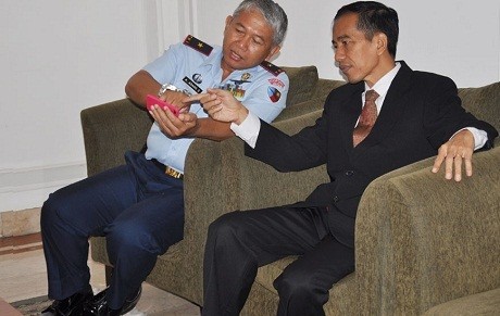 Usai Lepas SBY, Jokowi dan Danlanud Halim Diskusi Soal Banjir