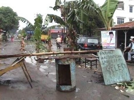 Protes Jalan Rusak, Warga Medan Tanam Pohon Pisang di Tengah Jalan