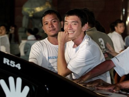 Sudah 73 Jam, 7 Orang Masih Bertahan Memegang Mobil